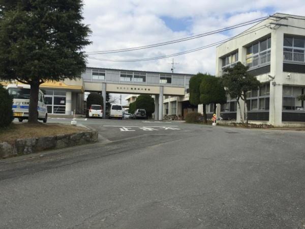 小学校　嘉麻市立稲築西小学校（小学校）まで371m