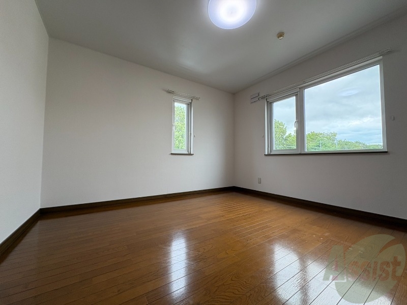 その他部屋・スペース　寝室はこちらです。光が差し込む、温かみのあるお部屋です。