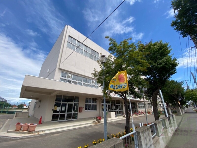 小学校　札幌市立新光小学校（小学校）まで857m