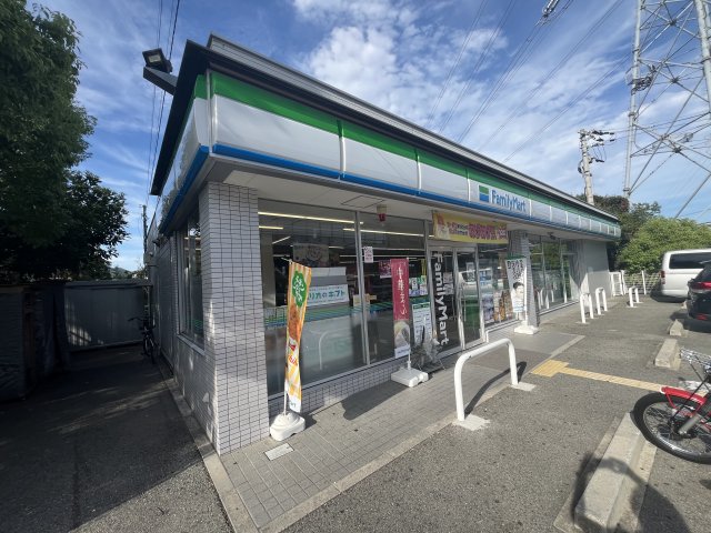 コンビニ　ファミリーマート 宝塚山本丸橋店（コンビニ）まで588m