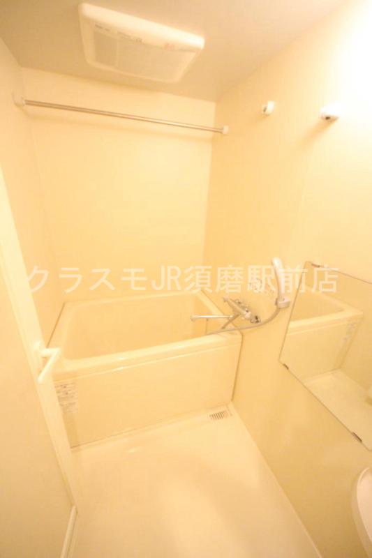 バス・シャワールーム　浴室乾燥機付きなので、雨の日も気にせずお洗濯が出来ます。