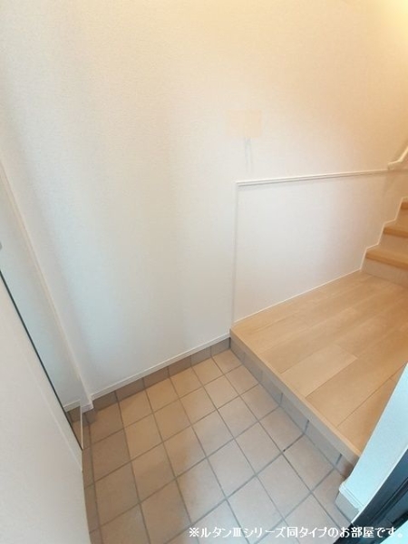 玄関　※参考写真　同建築メーカー施工の同間取完成他物件のものです。