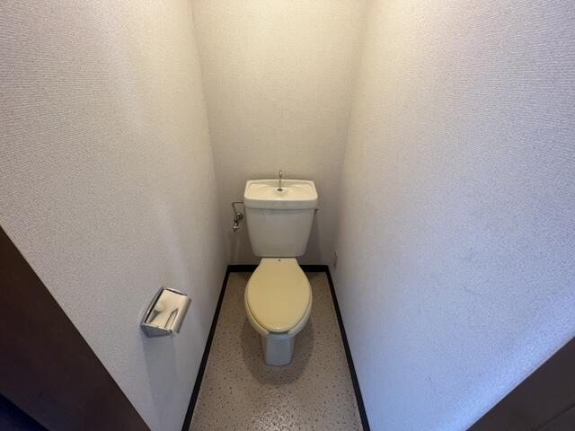 都営新宿線 瑞江駅 徒歩14分 4階建 築35年のトイレ写真
