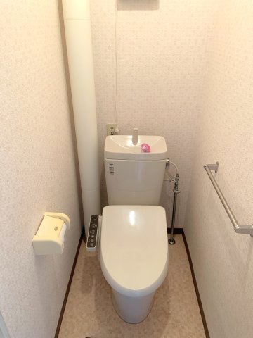 トイレ　温水洗浄便座付きです