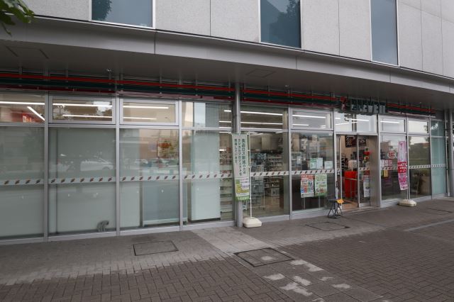 コンビニ　セブンイレブン（コンビニ）まで30m