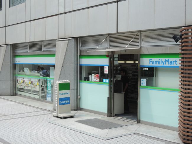 コンビニ　ファミリーマート赤坂パインクレスト店（コンビニ）まで272m