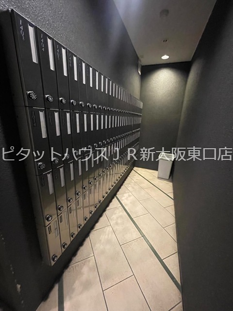 地下鉄御堂筋線 新大阪駅 徒歩5分 15階建 築18年の外観写真