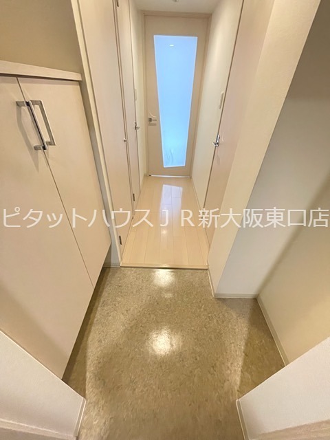 地下鉄御堂筋線 新大阪駅 徒歩5分 15階建 築18年の玄関写真