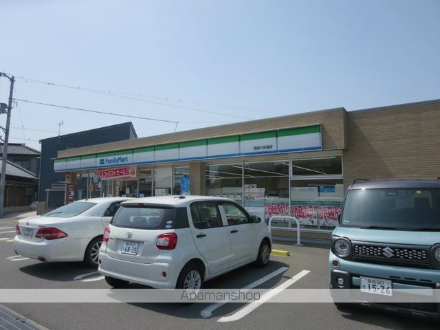 コンビニ　ファミリーマート高知介良通店（コンビニ）まで999m