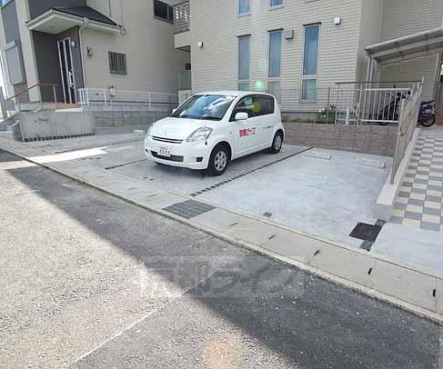 駐車場　駐車スペースもゆったり。