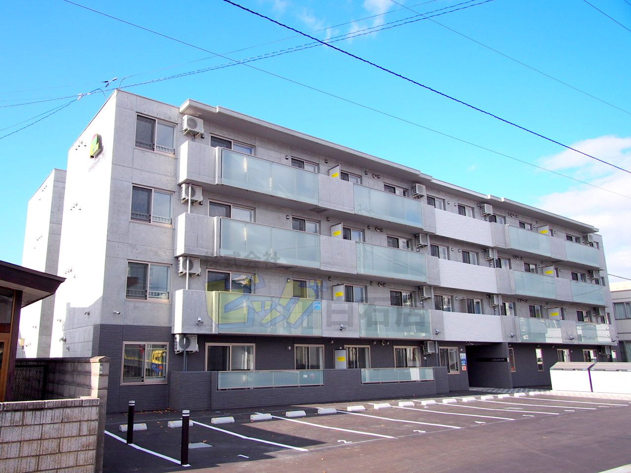 建物外観　夏も快適なエアコン付きの２ＬＤＫマンション募集開始です♪
