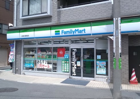 コンビニ　ファミリーマート 小浦杉田駅前店（コンビニ）まで713m