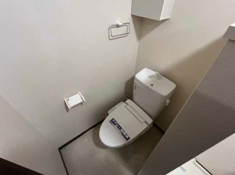 京急本線 大森町駅 徒歩4分 3階建 築8年のトイレ写真