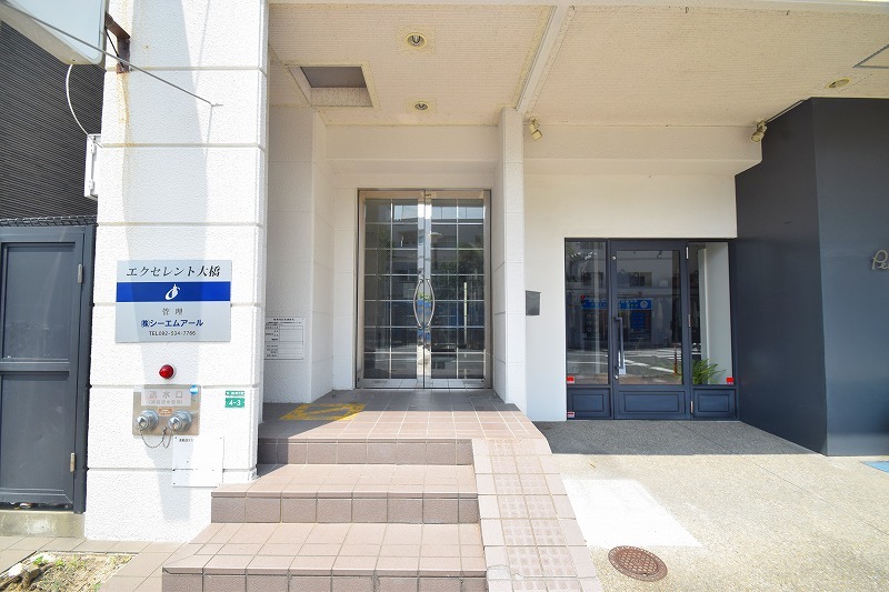 エントランス　落ち着いたエントランスです