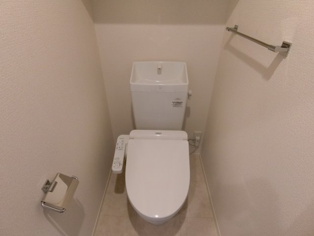 ＪＲ東海道本線 甲子園口駅 徒歩10分 3階建 築6年のトイレ写真