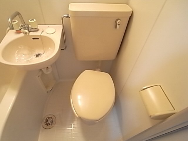 ＪＲ片町線 住道駅 徒歩5分 2階建 築56年のトイレ写真