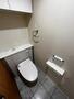 トイレ　落ち着いた色調のトイレです