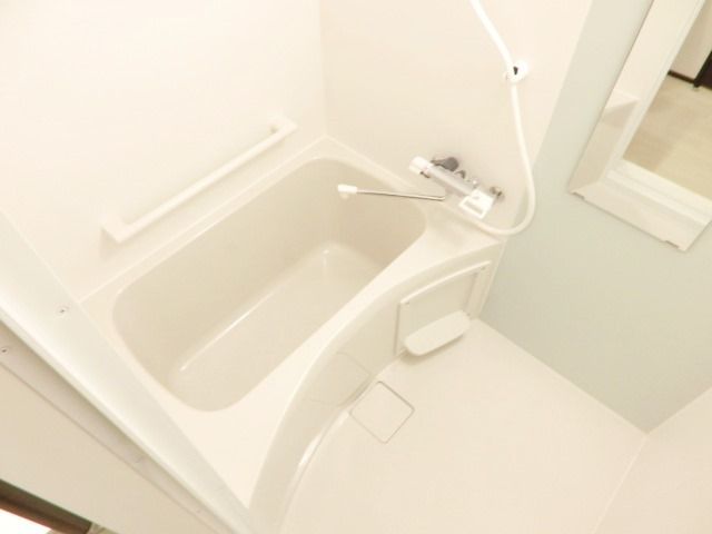 バス・シャワールーム　浴室乾燥機付きバスルームです