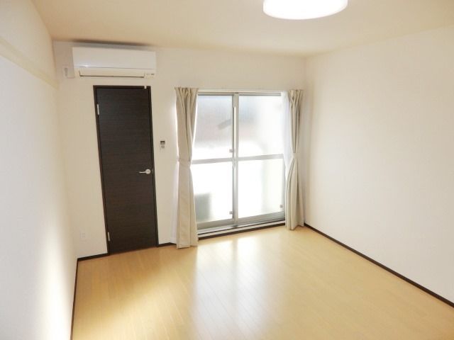 その他部屋・スペース　広々とした8.1帖の洋室です