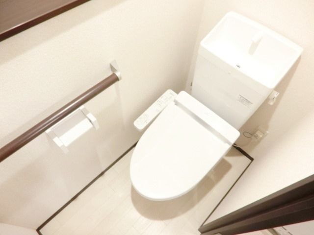 トイレ　温水洗浄便座つきトイレです
