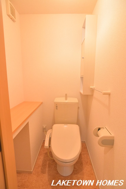 トイレ　収納のある温水洗浄便座付のトイレです。