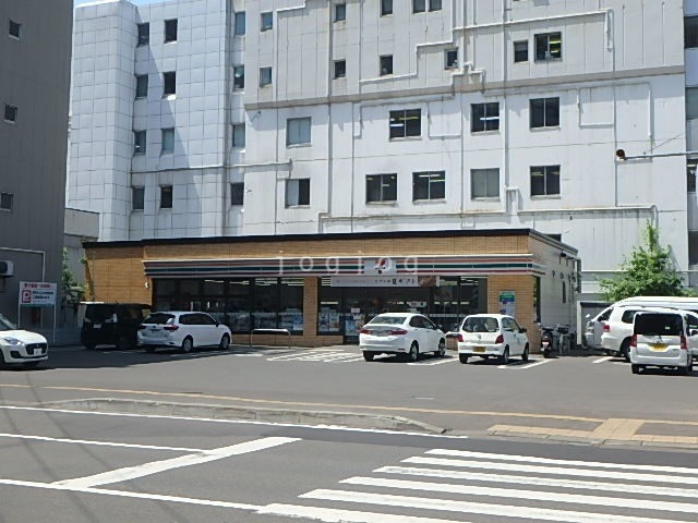 コンビニ　セブンイレブン札幌北2条西13丁目店（コンビニ）まで739m