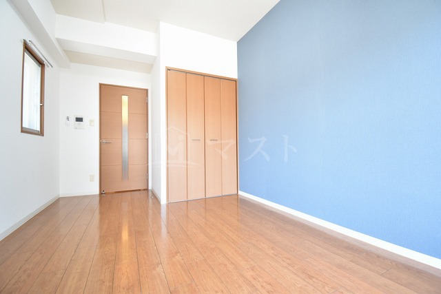 居室・リビング　中部屋は小窓無し