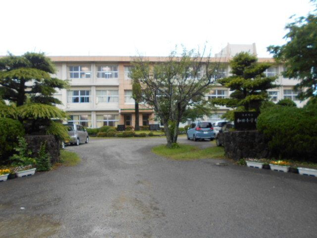 小学校　町立和田小学校様（小学校）まで600m
