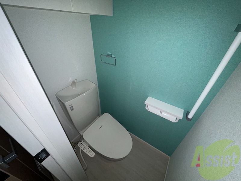 トイレ　トイレはこちら。嬉しい温水洗浄便座付です。