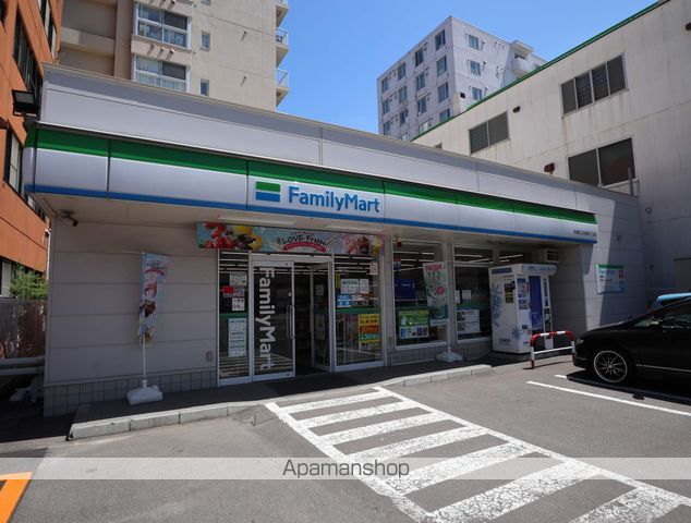 コンビニ　ファミリーマート（コンビニ）まで204m