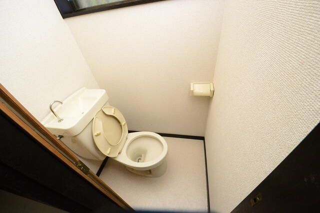 小田急小田原線 海老名駅 バス乗車時間：13分 最寄りバス停で下車 徒歩1分 2階建 築38年のトイレ写真