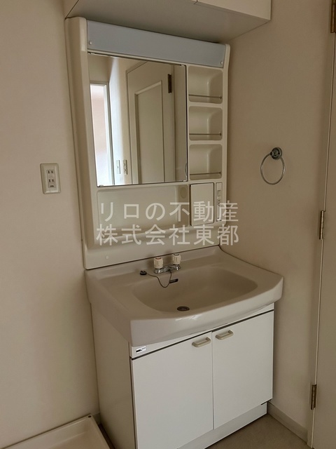 洗面設備　洗面台は人気の独立タイプ！毎日のお出かけ準備もラクラクです