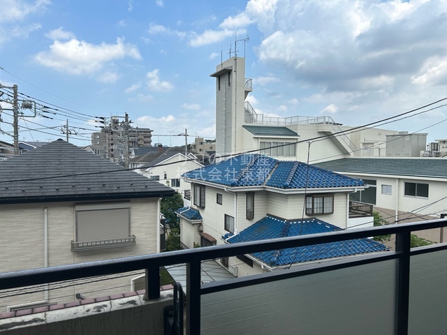 眺望　バルコニーからの景色です！圧迫感がないので暮らしやすい♪