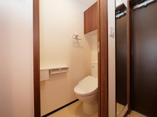 トイレ　落ち着いた色調のトイレです