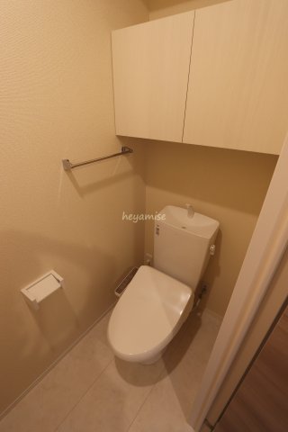 トイレ　※写真は別号室です