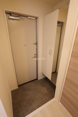 玄関　※写真は別号室です