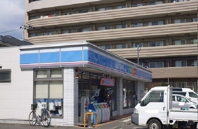 コンビニ　ローソン（コンビニ）まで1300m