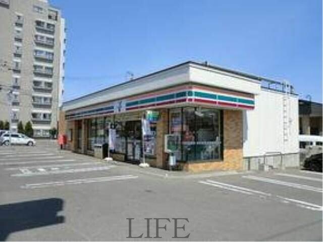 コンビニ　セブンイレブン札幌月寒東3条店（コンビニ）まで342m