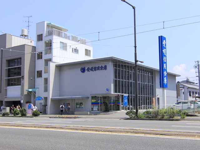 銀行　愛媛信用金庫松山本町支店（銀行）まで400m