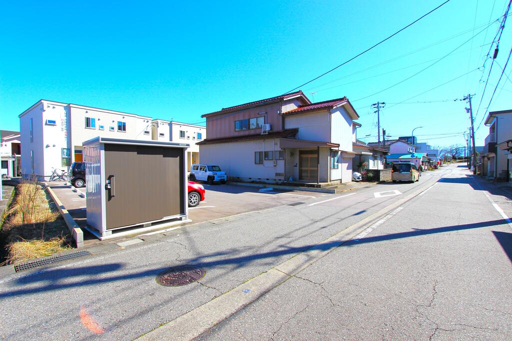 その他　敷地内ゴミ置き場＆前の道路は融雪付きです♪