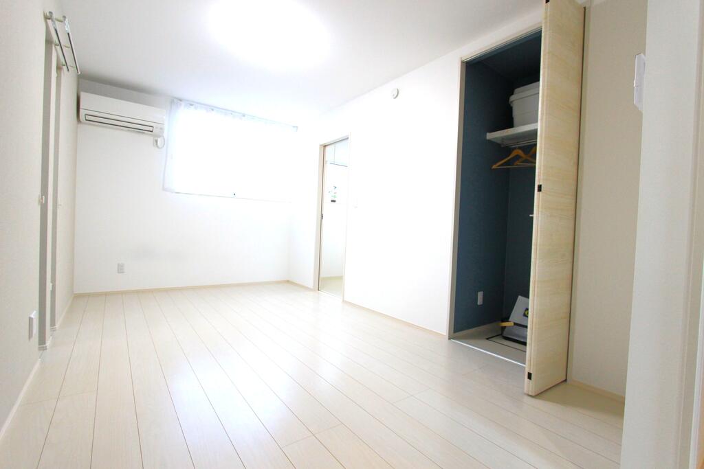 その他部屋・スペース　広々としたお部屋で家具のレイアウトも自由自在です♪