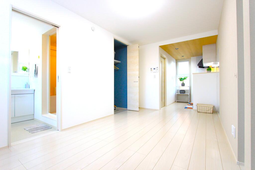 居室・リビング　白を基調とした女性にも人気の高いお部屋です(#^^#)