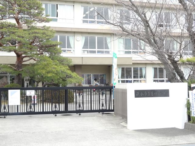 小学校　市立芳川小学校（小学校）まで740m