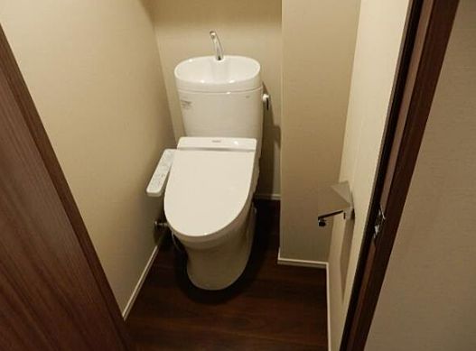 東京メトロ銀座線 三越前駅 徒歩6分 10階建 築8年のトイレ写真