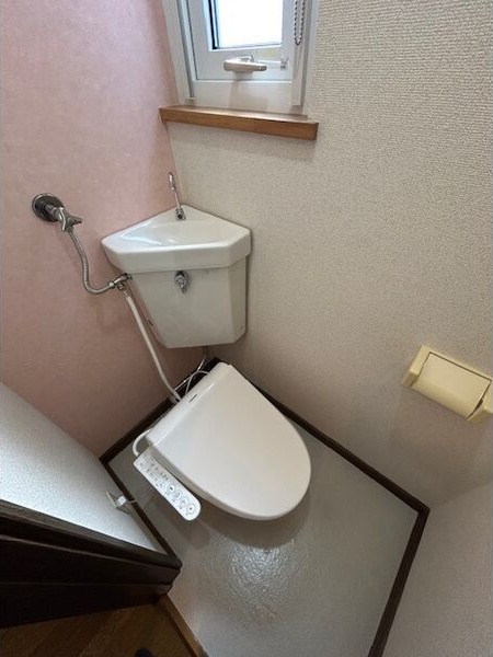 トイレ　嬉しいウォシュレット付きのトイレ！便座温かいですよ♪