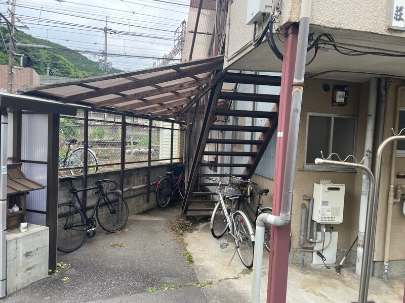 地下鉄東西線 山科駅 徒歩5分 2階建 築52年の外観写真