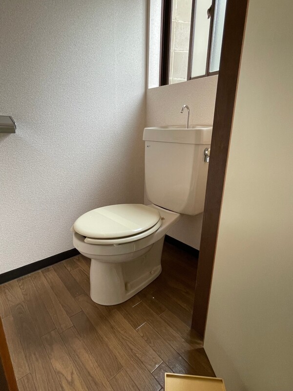 地下鉄東西線 山科駅 徒歩5分 2階建 築52年のトイレ写真