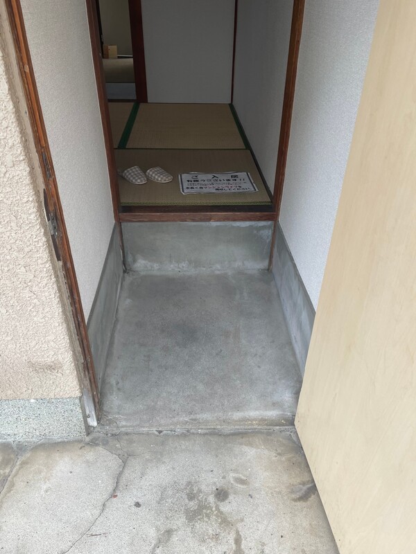 地下鉄東西線 山科駅 徒歩5分 2階建 築52年の玄関写真