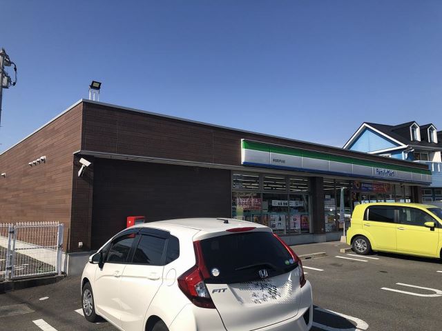 コンビニ　ファミリーマート（コンビニ）まで720m