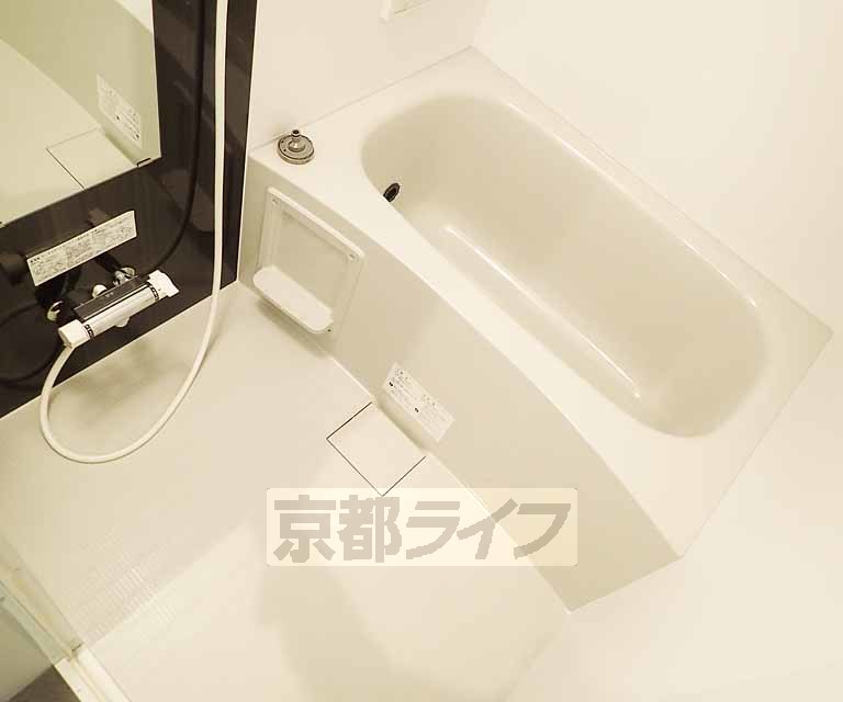バス・シャワールーム　清潔感のあるバスルームです。